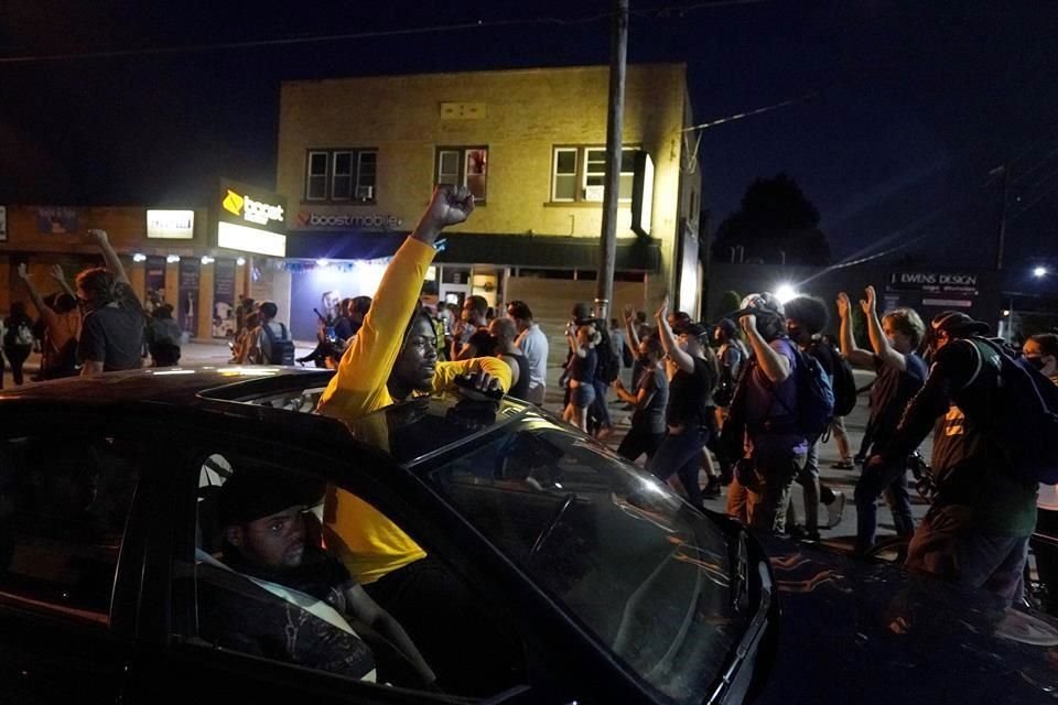 Un automovilista muestra su solidaridad con las protestas contra el racismo en Kenosha, Wisconsin.