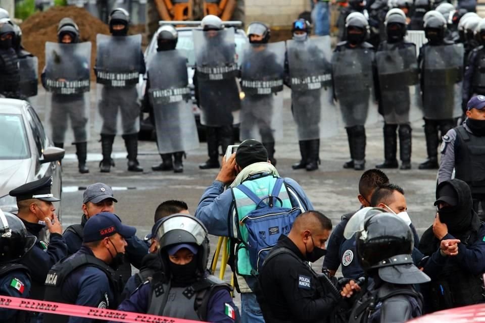 Al momento el sitio se encuentra resguardado por cientos de granaderos.