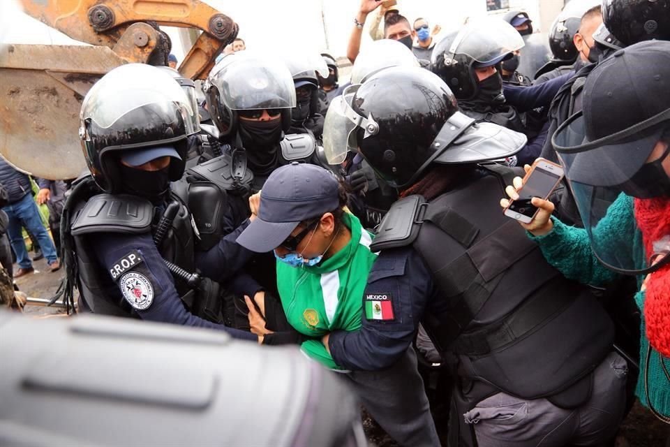 En el lugar, dos mujeres representantes vecinales fueron detenidas por policías del Edomex.