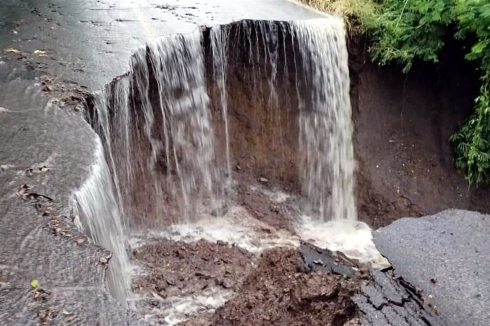 En Colima algunas vialidades se han visto afectadas con deslaves.