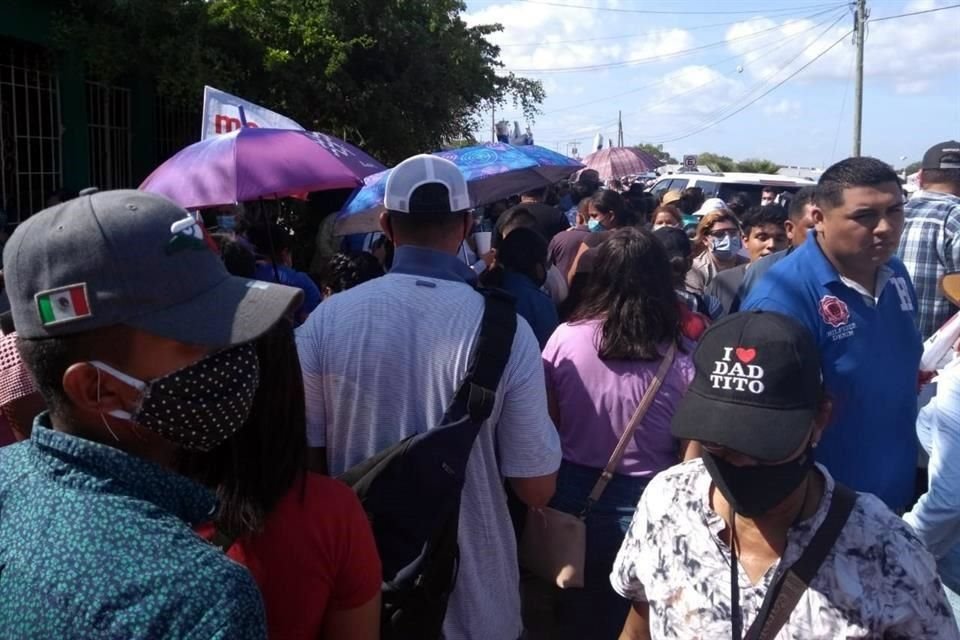 Varias personas no llevaban cubrebocas.