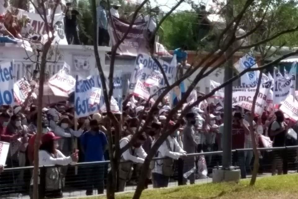 Concentración afuera de un evento de AMLO en Matamoros.