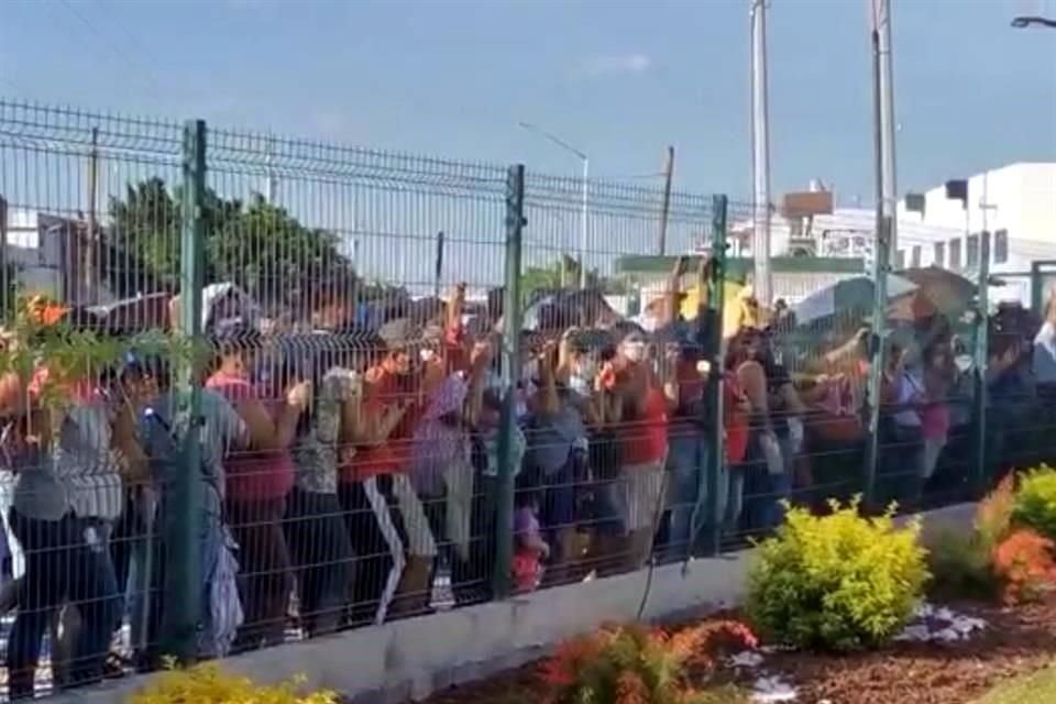 Simpatizantes aguardaron a AMLO en la Unidad de Medicina Familiar 7 del IMSS en Reynosa.