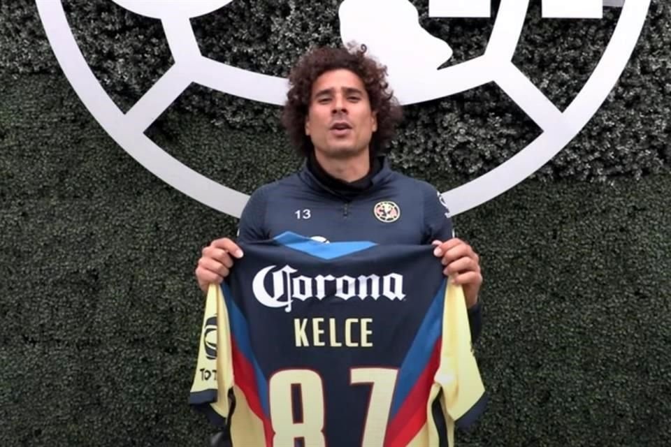 Guillermo Ochoa presumiento la playera que recibirá Travis Kelce.