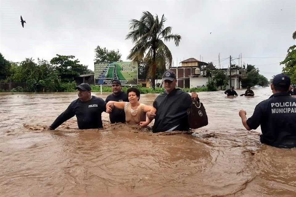 En Cihuatlán, el Gobierno municipal abrió cuatro refugios.