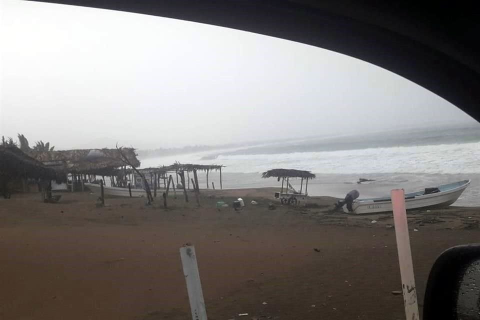 El oleaje en las costas de Jalisco es elevado, por lo que la navegación a embarcaciones pequeñas y medianas se cerró.