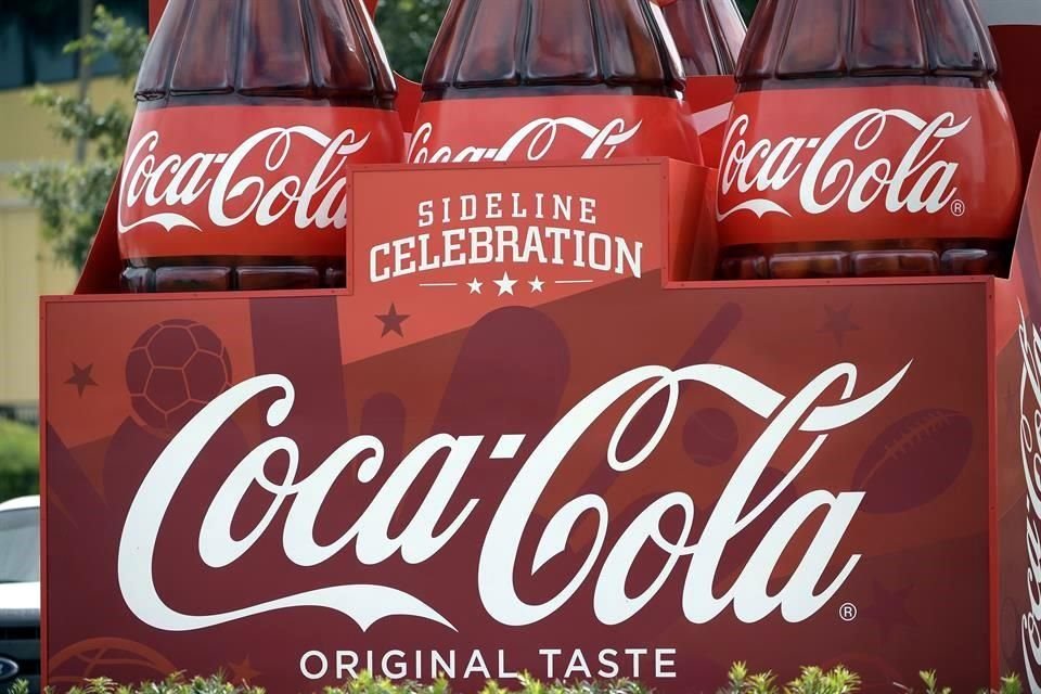 Coca-Cola Co. dijo que espera que los recortes de empleos generen ahorros anuales de entre 350 millones y 550 millones de dólares.