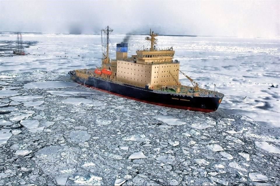 Nuevas rutas de navegación se abren en el Ártico por el derretimiento del hielo marino, pero los barcos aumentan las emisiones en la zona.