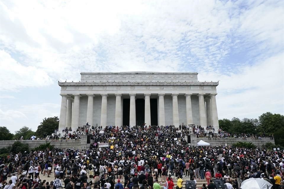 Las personas marchaban desde el monumento de Lincoln hasta el memorial  de Martin Luther King en Washington.