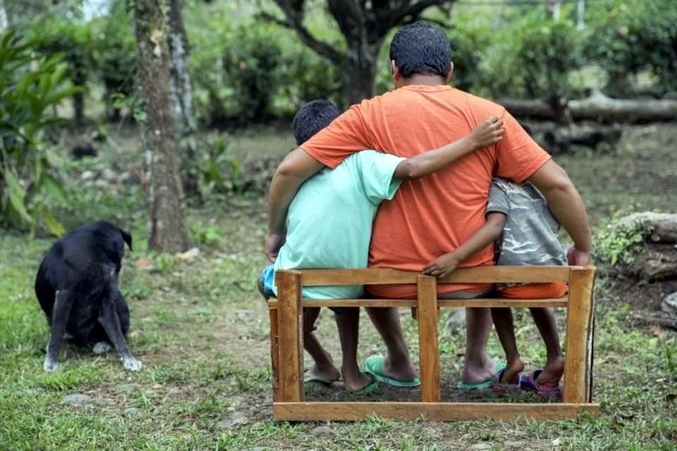 El nicaragüense Manuel, y sus dos hijos, en su nuevo hogar en Costa Rica, donde viven como solicitantes de asilo.