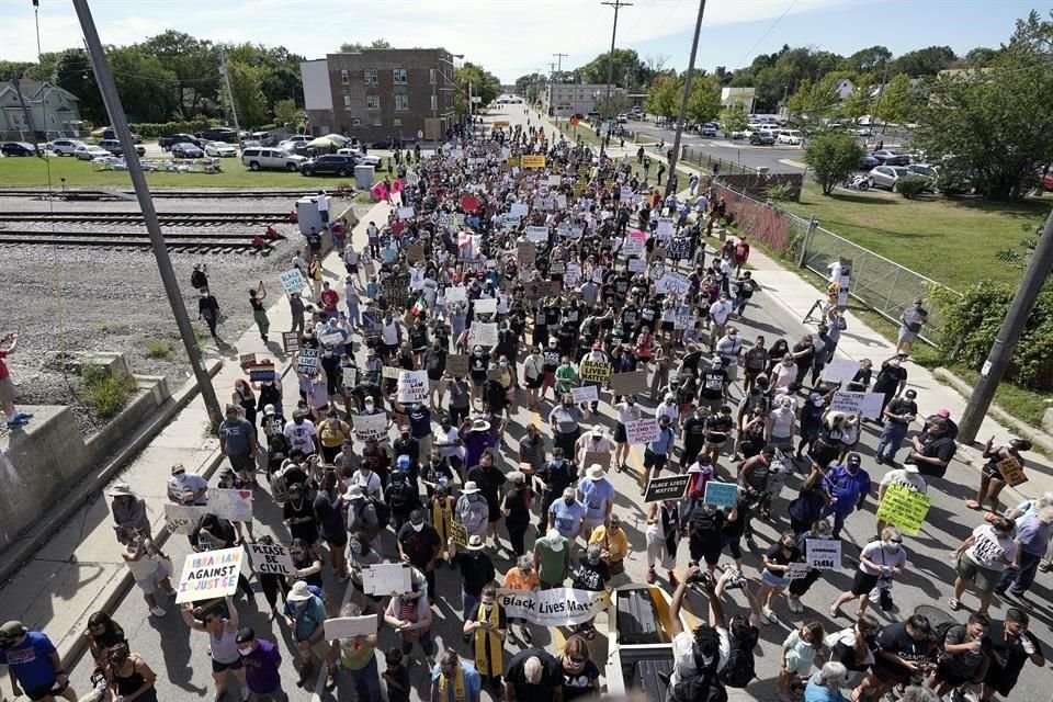 Cientos de personas particiban en la marcha de este sábado en Kenosha, en honor a Jacob Blake.