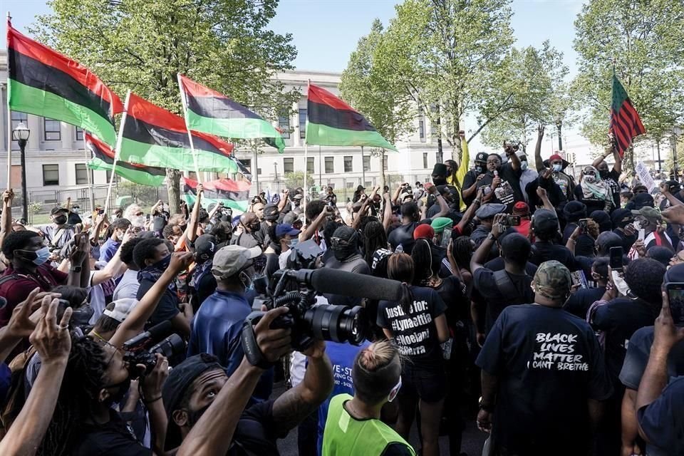 Simpatizantes del movimiento Black Lives Matter escuchan al padre de Jacob Blake, en Kenosha.