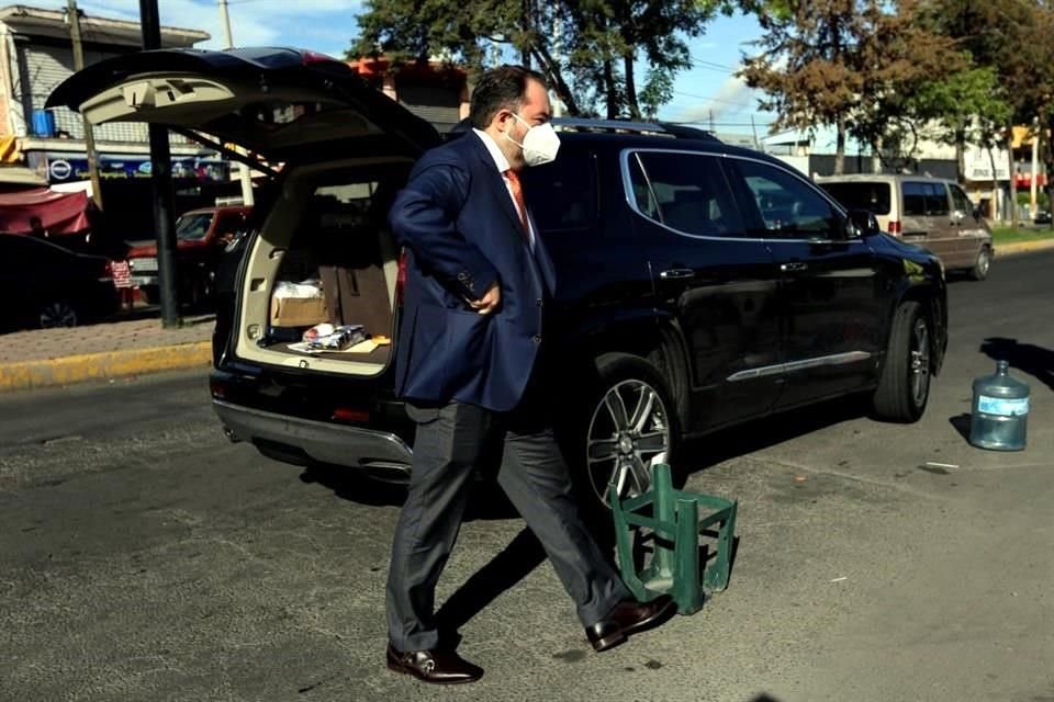 Javier López, abogado de Juan Collado, antes de ingresar a la audiencia.