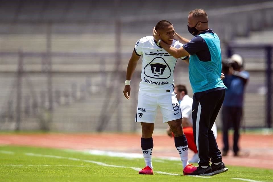 Tras marcar un golazo, Bryan 'Cobra' Mendoza fue a festejar con su técnico Andrés Lillini.