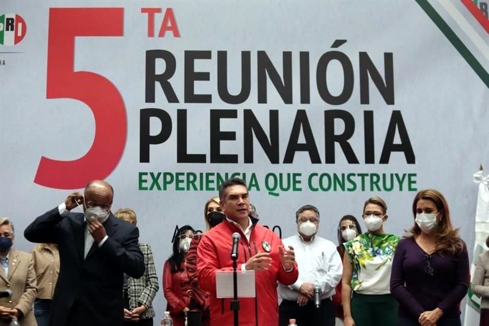 Alejandro Moreno asistió a la quinta reunión plenaria del PRI.