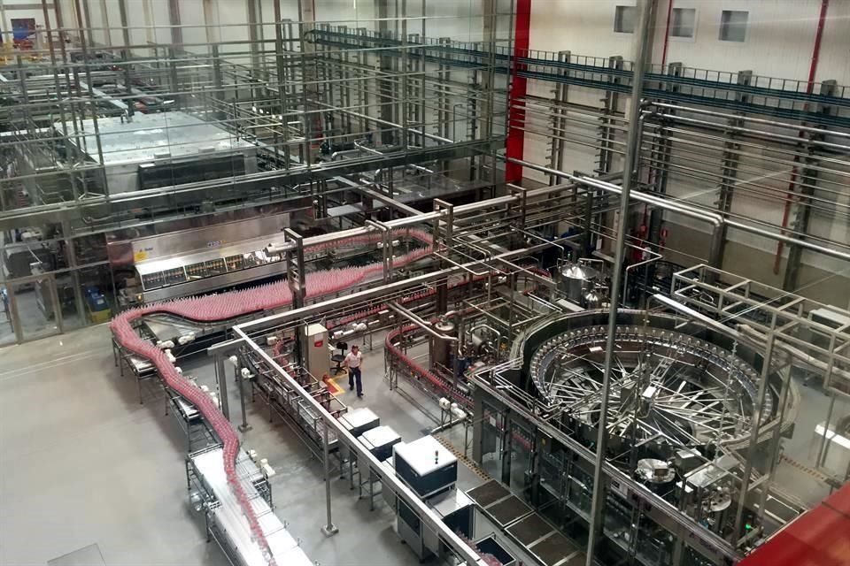 Recientemente, la embotelladora anunció un paquete de inversión de 575 millones de pesos, de los cuales 500 millones serán para rehabilitar su planta Cayaco y sus centros de distribución en Guerrero.