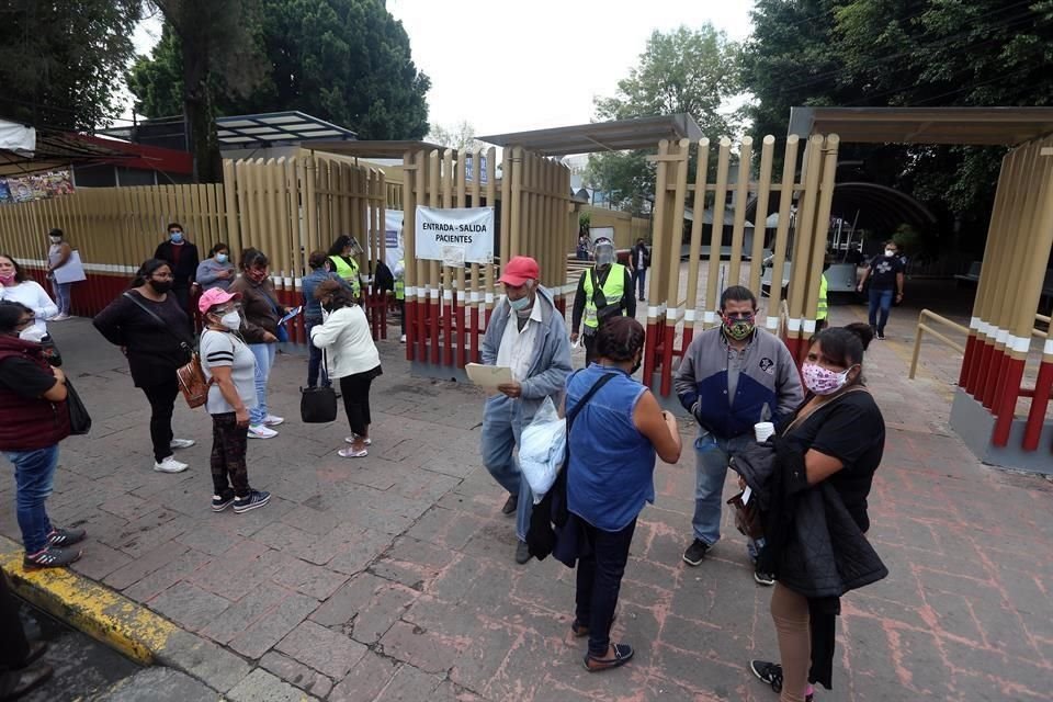 Afuera del Hospital General de México, familiares de pacientes con Covid esperan información, con los riesgos que eso implica.