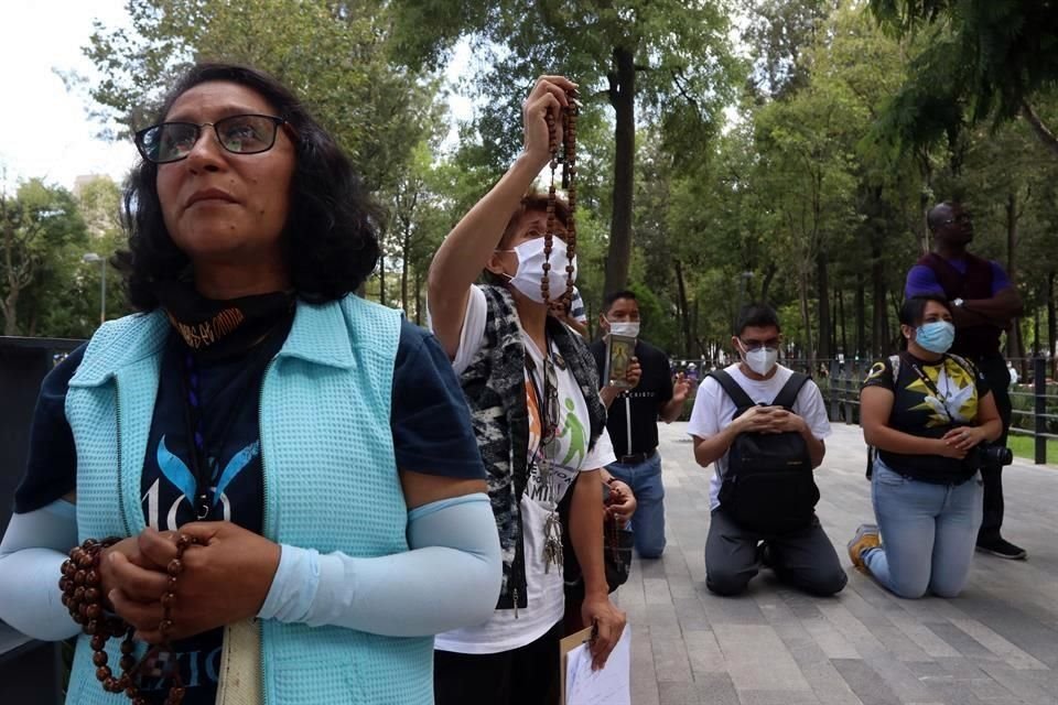 Feligreses rezaron afuera de la iglesia para pedir por el cese del fuego.