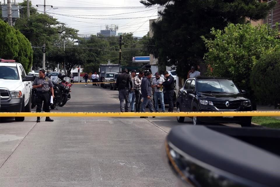 El atraco y la agresión ocurrieron a las afueras de unas oficinas donde la víctima iba a cobrar su quincena, las cuales están ubicadas en la Colonia Ladrón de Guevara, en Guadalajara.