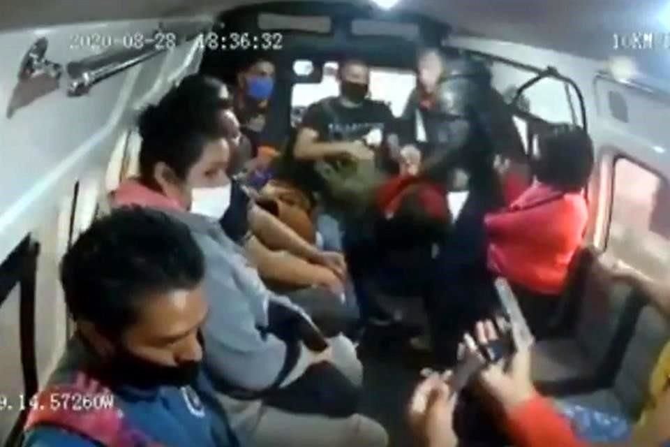 En un nuevo asalto a combi, delincuentes dispararon a un pasajero y quitaron pertenencias al resto, en Naucalpan, lo cual fue captado por la cámara de la unidad.