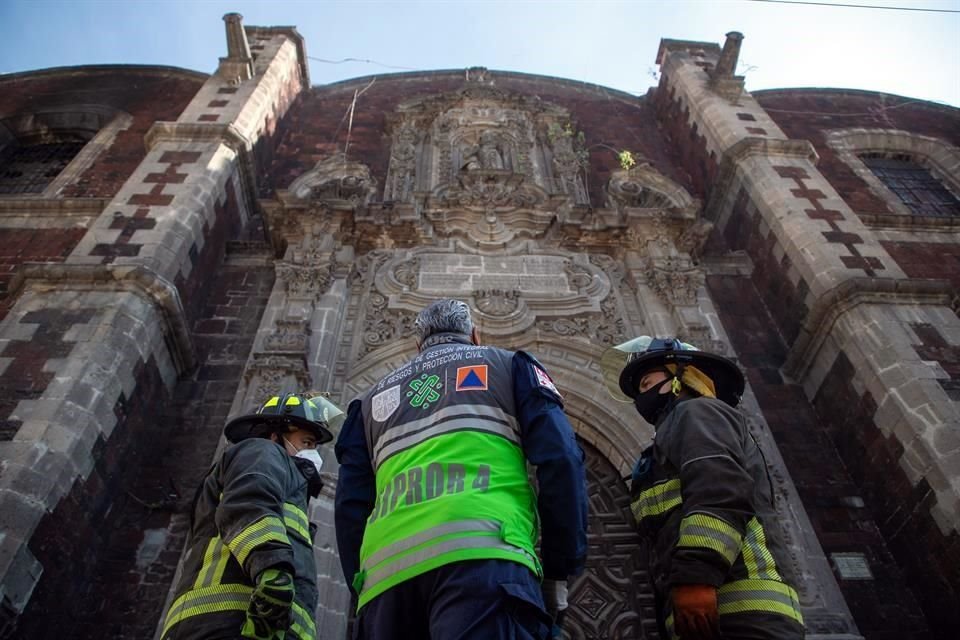 Inspección de los daños a la Iglesia de la Santa Veracruz.