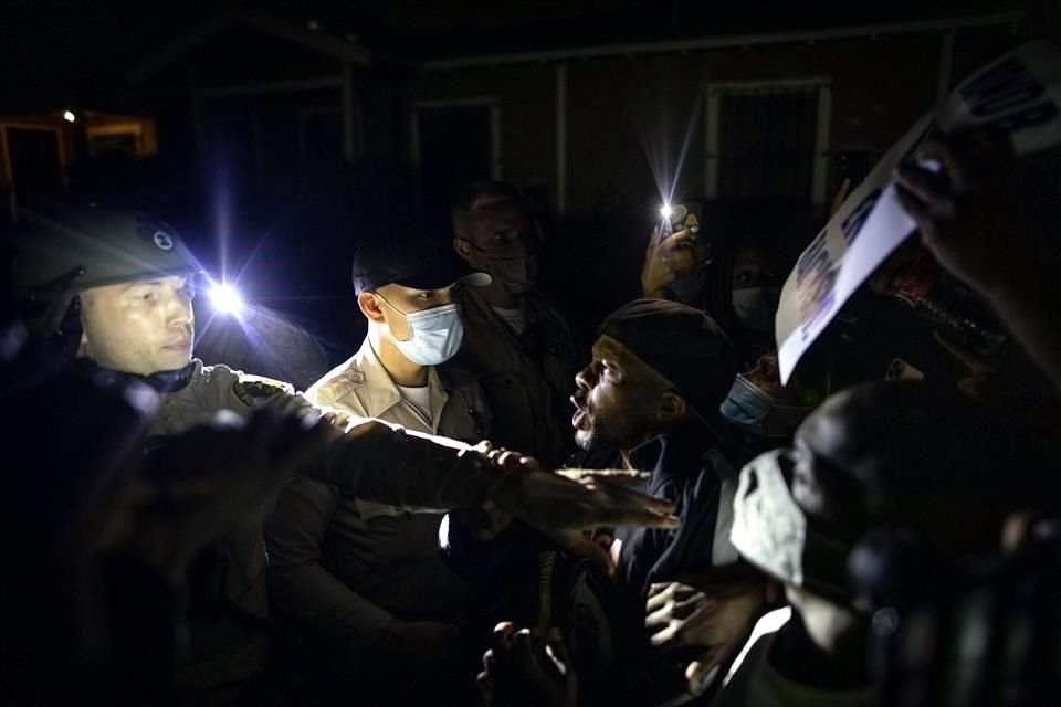 Manifestantes chocan con agentes, luego de que la POlicía matara a otro afroamericano en Los Ángeles.