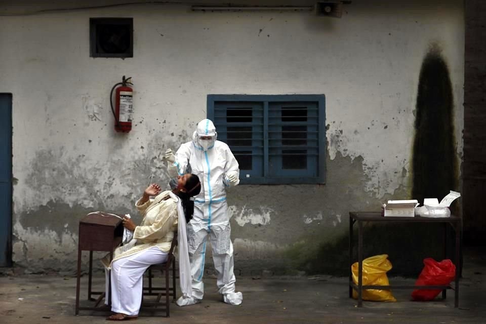 Un trabajador sanitario toma muestras para pruebas de Covid-19 en Nueva Delhi.