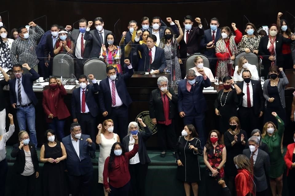 En tribuna, los diputados de Morena no respetaron la sana distancia.