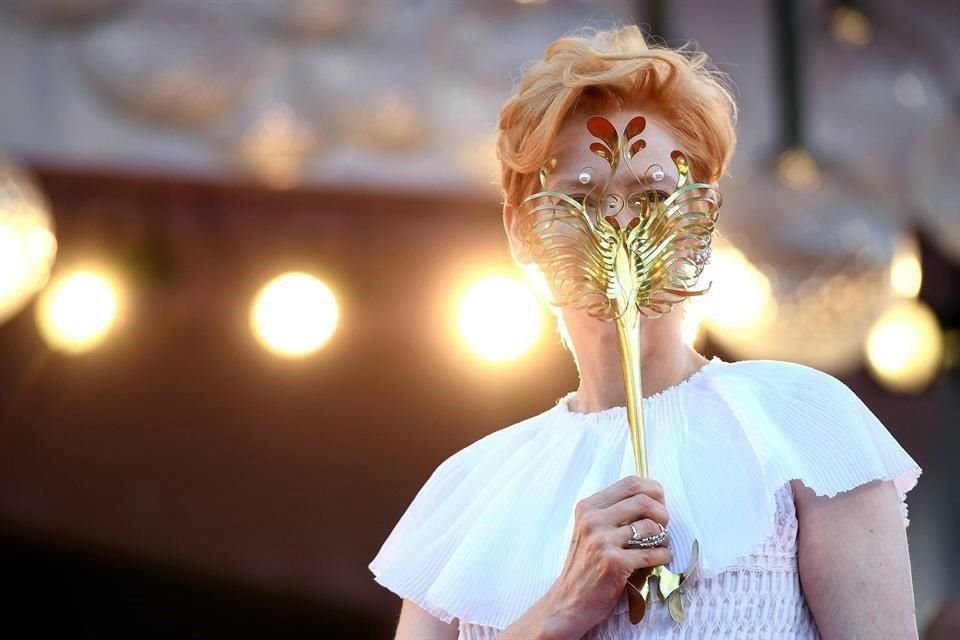 Tilda Swinton embelesó a los fotógrafos del Festival de Cine de Venecia. La actriz recibió el León de Oro honorífico.