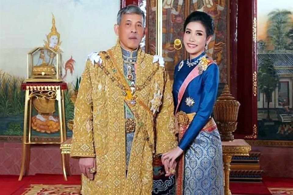 El Rey Vajiralongkorn, de Tailandia, devolvió títulos y rangos a Sineenat Wongvajirapakdi. La consorte había sido repudiada por la Casa Real por presunta ambición.