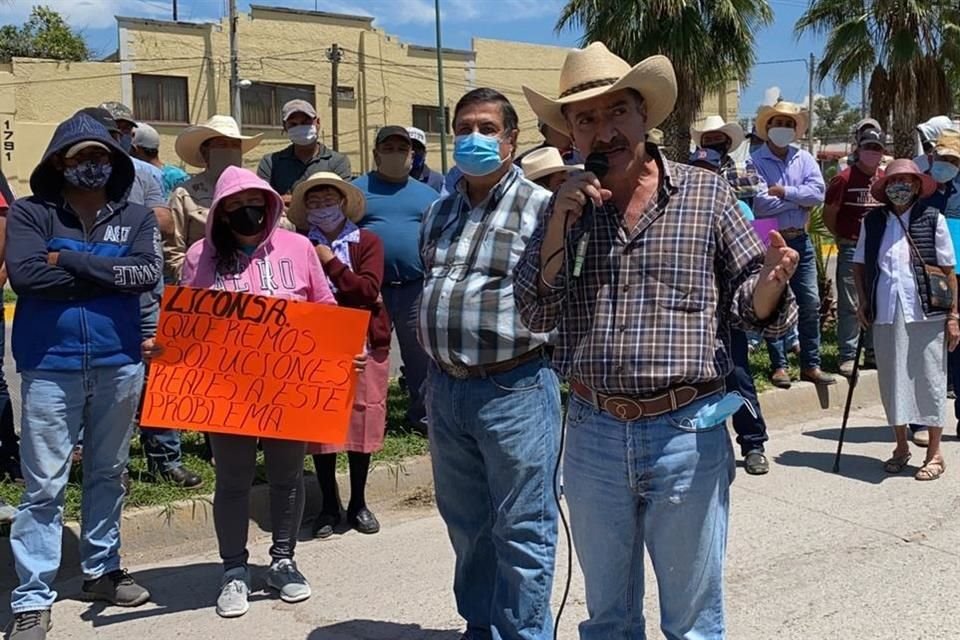 Ante el atraso de 100 millones de pesos que tiene Liconsa con lecheros de Jalisco, hoy protestaron cerca de 2 mil productores.