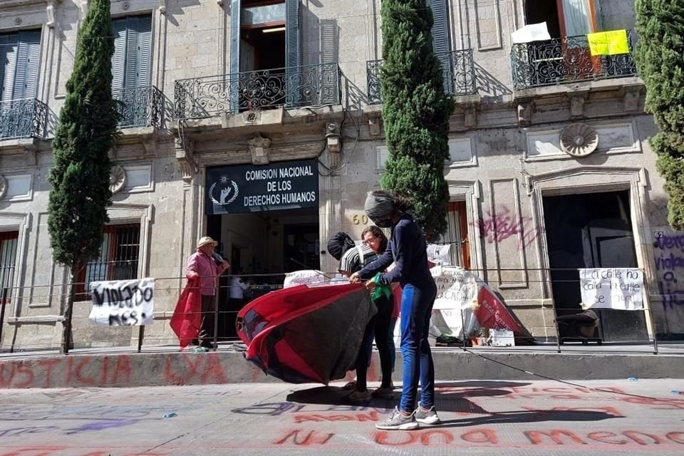 Las mujeres prevén acampar esta noche afuera de la sede de la CNDH.