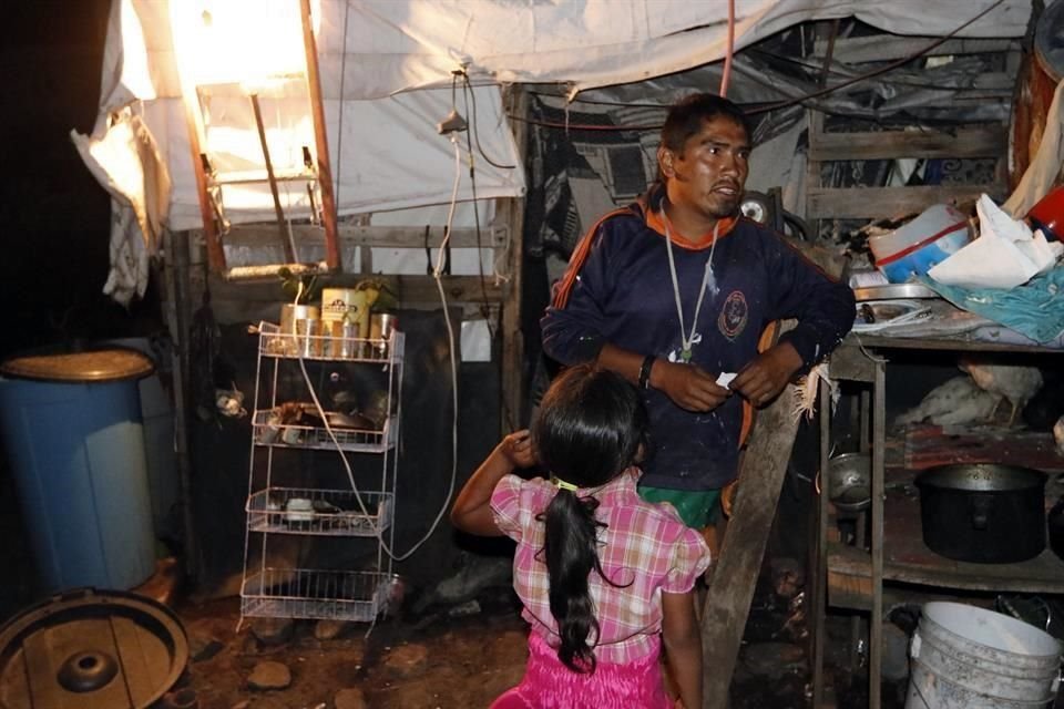 La familia Wendy vive en  una carpa de madera y lonas rotas al pie de un cerro en Tepotzotlán.