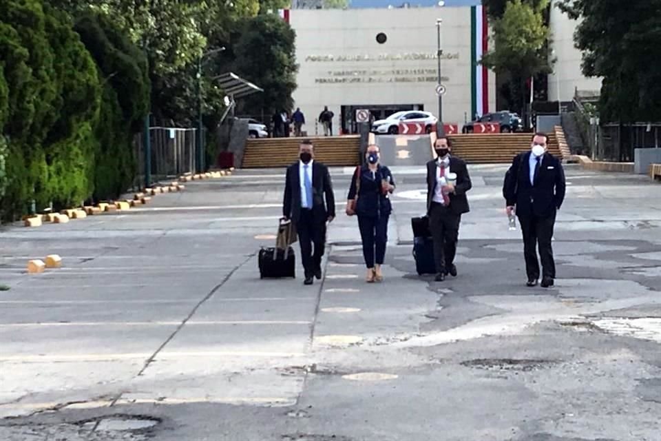 Abogados de Juan Collado, encabezados por Javier López, al salir del Centro de Justicia Penal Federal del Reclusorio Norte esta mañana, luego de casi 23 horas de audiencia.