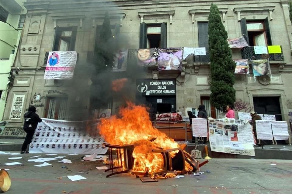 Las manifestantes lanzaron sillas desde el balcón y luego las quemaron junto con expedientes.