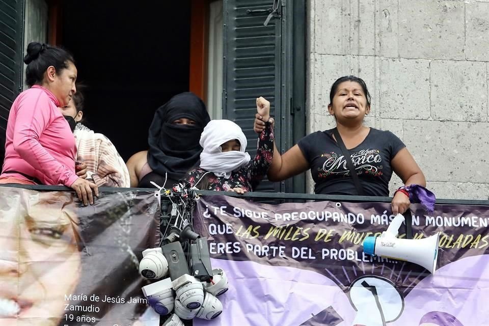 Familiares de desaparecidos y  colectivo feminista tomaron la Comisión Nacional de Derechos Humanos.