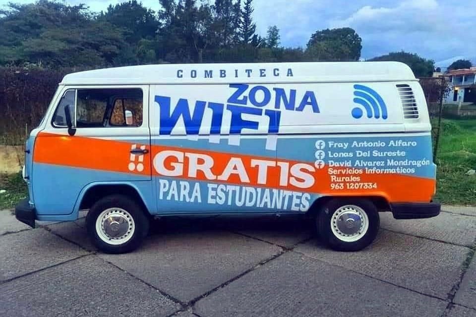 Fray Antonio Alfaro decidió desempolvar su combi y buscó patrocinadores.