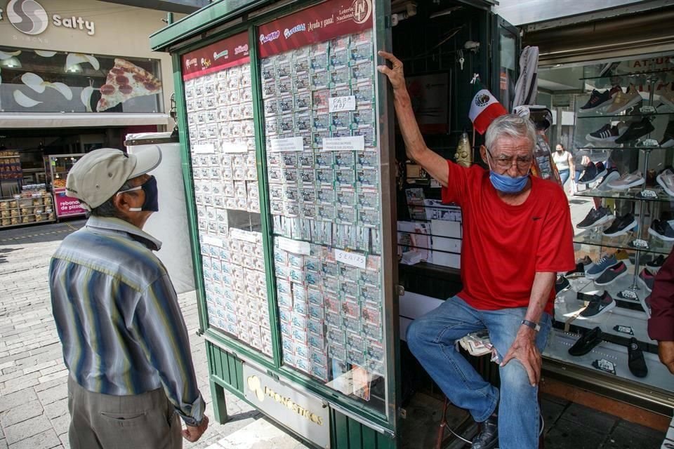 José de Jesús Franco vende boletos de la Lotería Nacional; su puesto es emblemático, pues ahí se vendieron los ganadores de 1999.