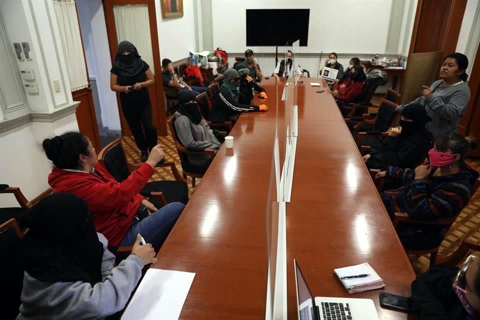 Activistas durante una discusión en las instalaciones de la CNDH que mantienen tomada.