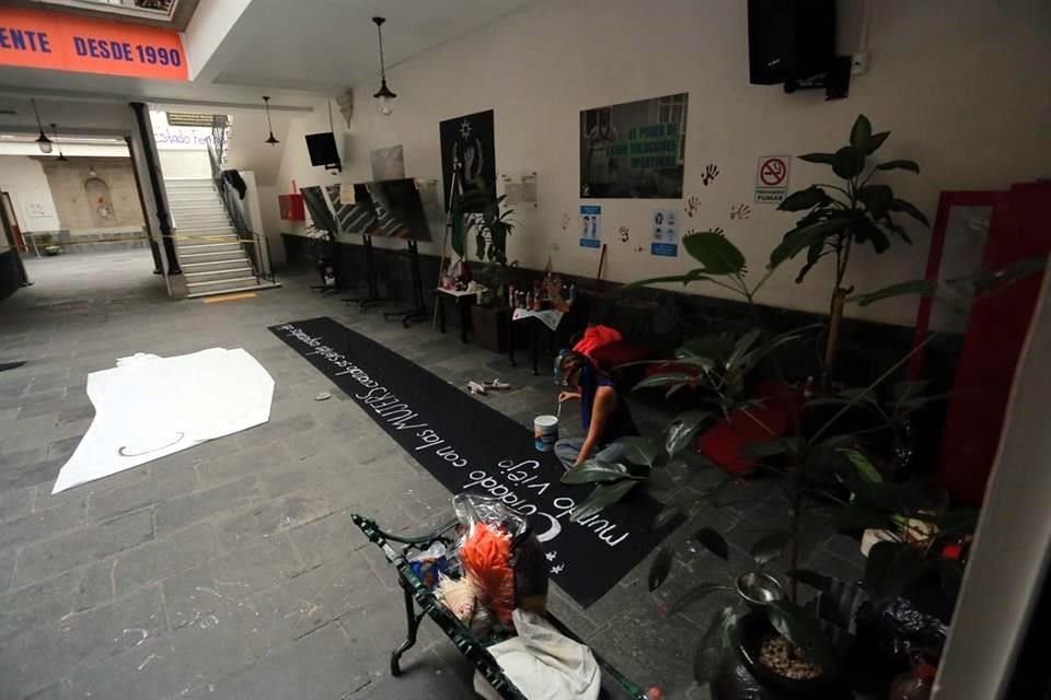 El colectivo feminista que desde el viernes se apoderó de las instalaciones convirtió el lugar en una especie de refugio al que han ido llegando más mujeres violentadas.