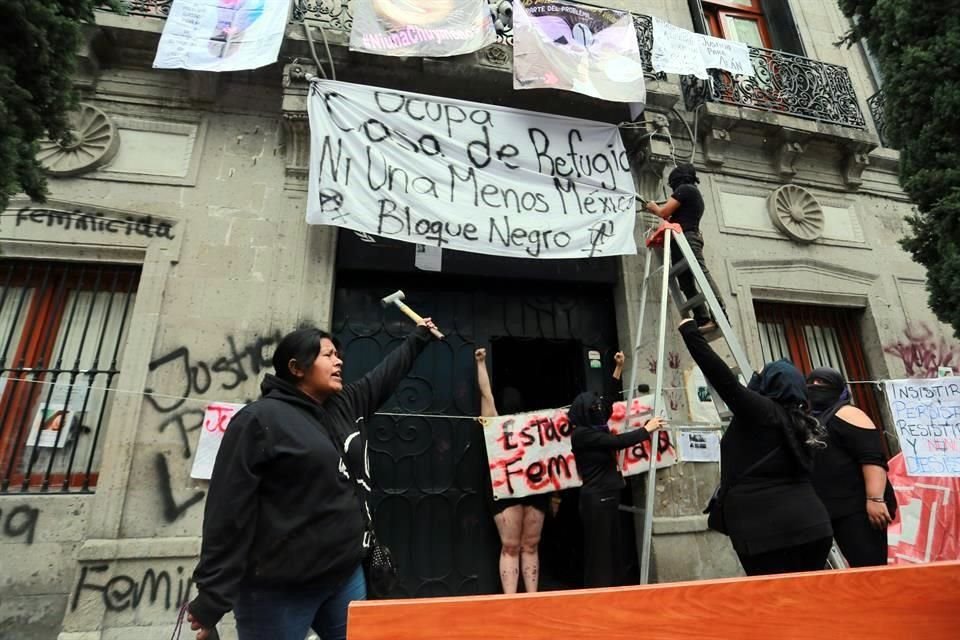 El colectivo feminista que desde el viernes se apoderó de las instalaciones de la Comisión convirtió el lugar en una especie de refugio al que han ido llegando más mujeres violentadas.