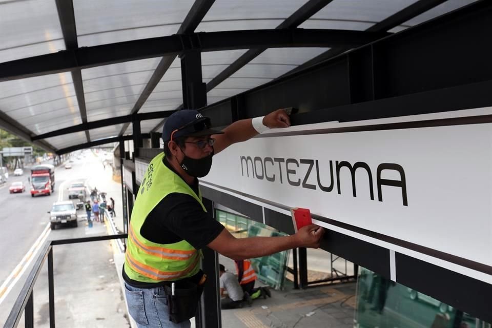En la estación Moctezuma, ayer se colocaban barandales y cristalería. Hoy comienza a operar la ampliación en la Línea 5.