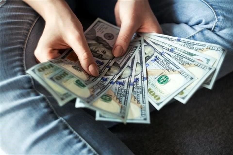 Al mayoreo, el dólar se fortaleció 37.90 centavos, al ofrecerse a a 21.4500 pesos.