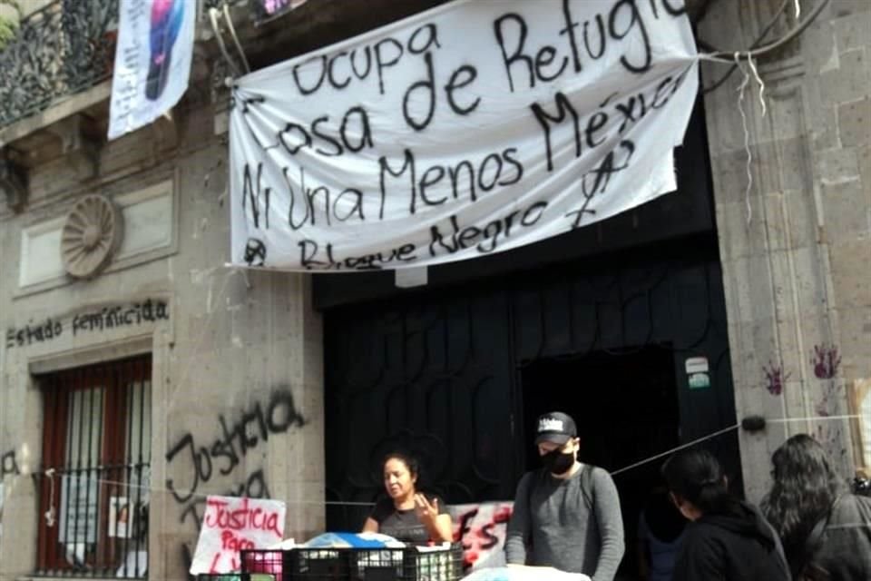 Grupo de mujeres que tomó sede de CNDH exigió renuncia de Rosario Piedra, titular del organismo, o tomará más instalaciones de la Comisión.