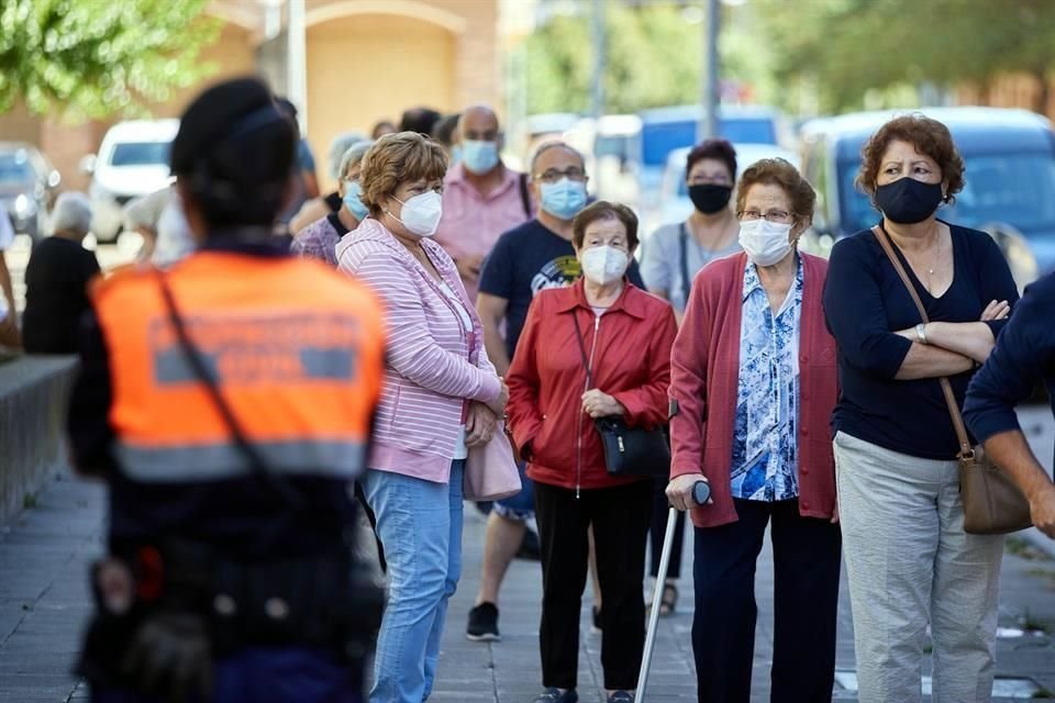 Vecinos del pueblo de Sant Joan de les Abadesses, en Girona, esperan para hacerse una prueba de coronavirus.