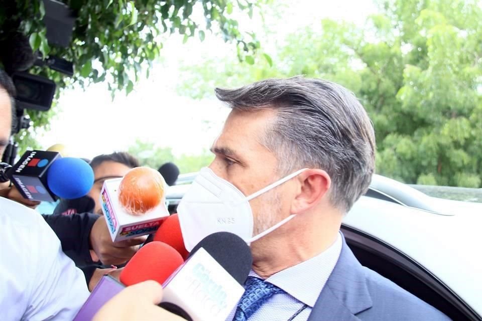 Sergio Mayer a su llegada a la morgue para ayudar a reclamar el cuerpo de Xavier Ortiz.
