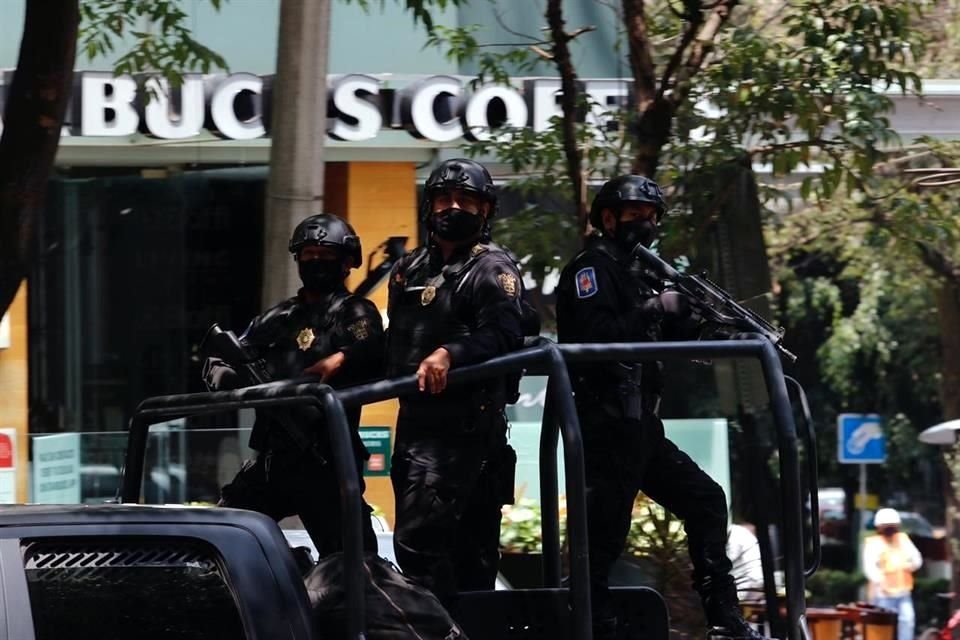 En los alrededores del Hotel Marriot se instaló un fuerte operativo de seguridad, con patrullajes constantes y cordón policiaco en todos los puntos del inmueble.