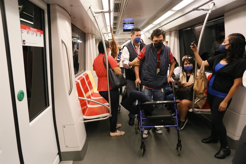 Vecinos de varias colonias fueron invitados a hacer un recorrido a bordo de la Línea 3 del Tren Ligero, partiendo de Catedral.