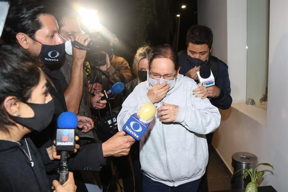 Olga, hermana del fallecido cantante, asistió al velorio.