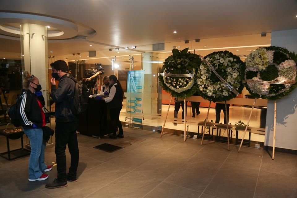 Colocaron varias coronas de flores afuera de la funeraria.